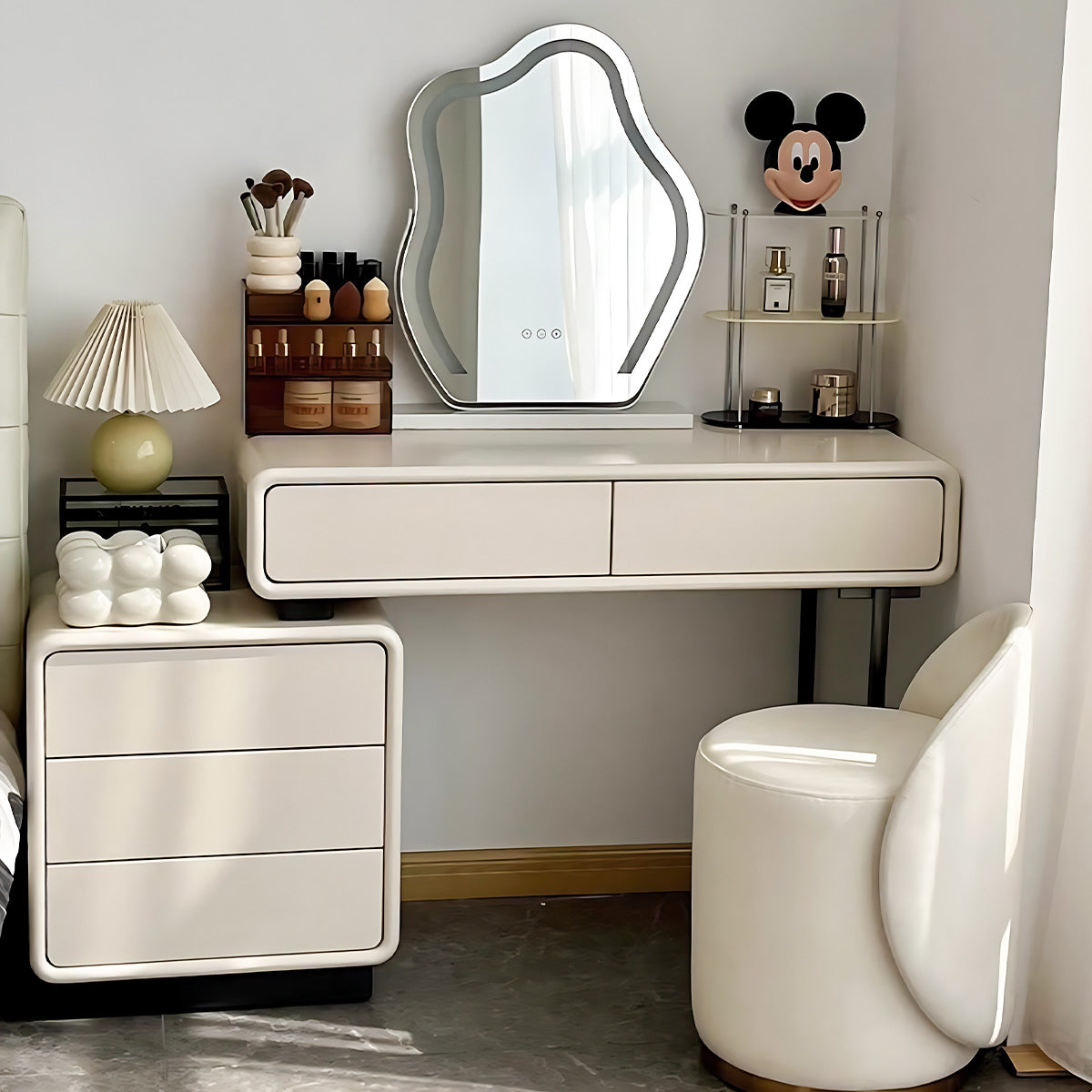 Cream Solid Wood Makeup Vanity with Cloud Mirror – Space-Saving Design for Modern Homes
